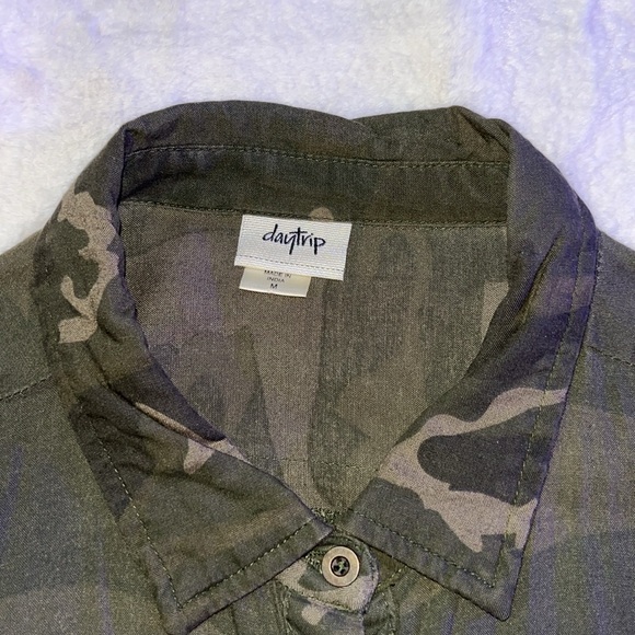 Daytrip Camouflage button down top. -Medium - Picture 2 of 8